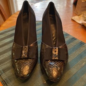 Mixed Leather/Elastic Prevata Pumps